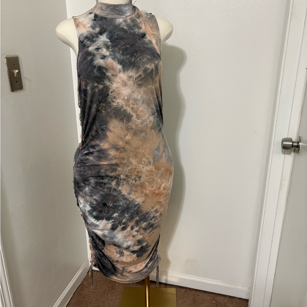 Sleeveless Tie-Dye Midi Dress in Black & Tan